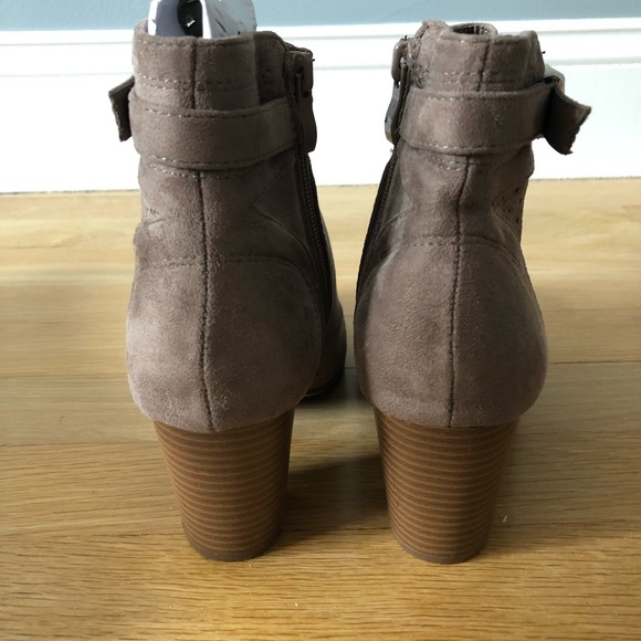 NWT Top Moda “The Nicole Bootie” Suede Ankle Booties in Taupe - Picture 6 of 7
